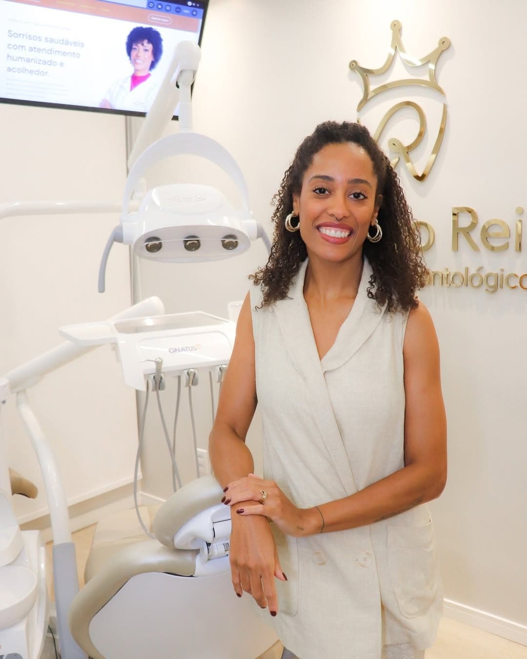 Dra. Ketryn Reis em seu consultório