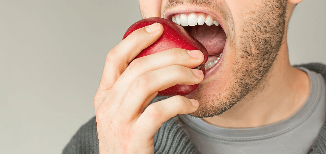 7 alimentos que escurecem os dentes e como evitar as manchas.