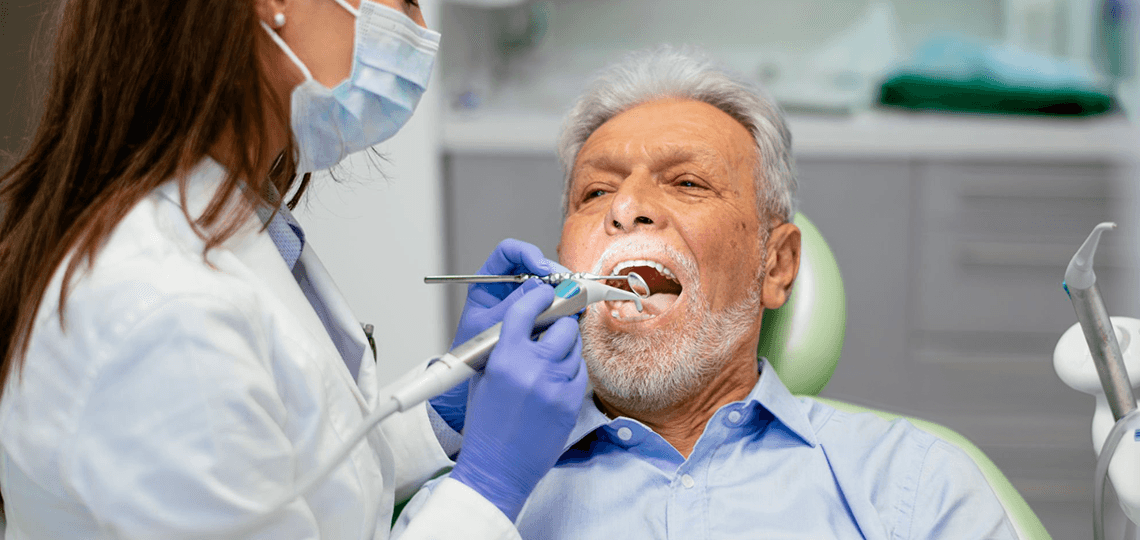 Cuidados com a dentição na terceira idade: Longevidade e saúde.