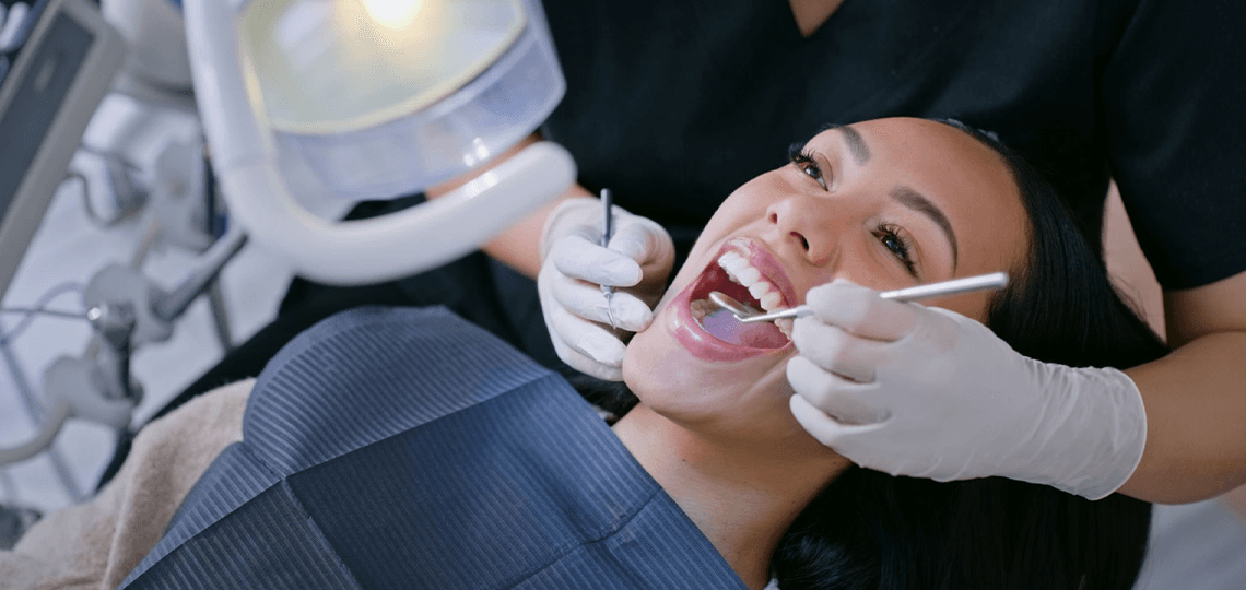 Manchas brancas nos dentes? Pode ser excesso de flúor na infância.