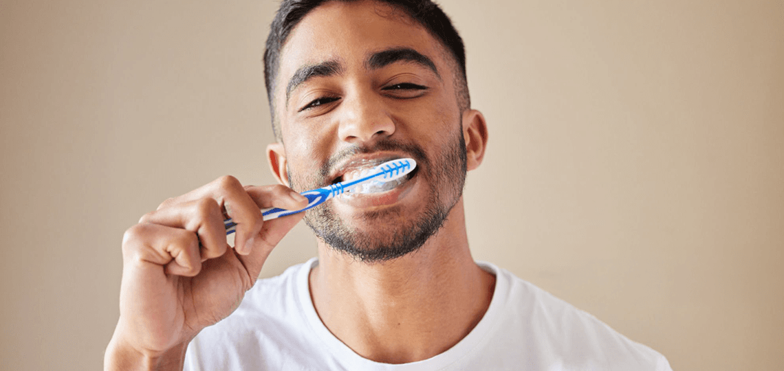 O perigo de escovar os dentes com muita força: O que é abrasão.