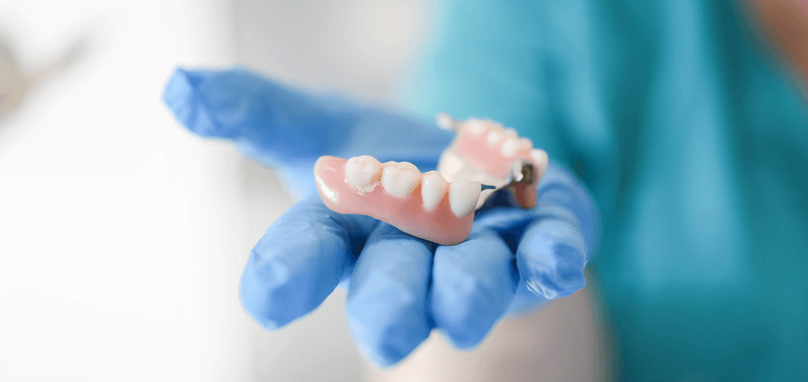 Próteses dentárias: Conheça as opções para recuperar sua autoestima.