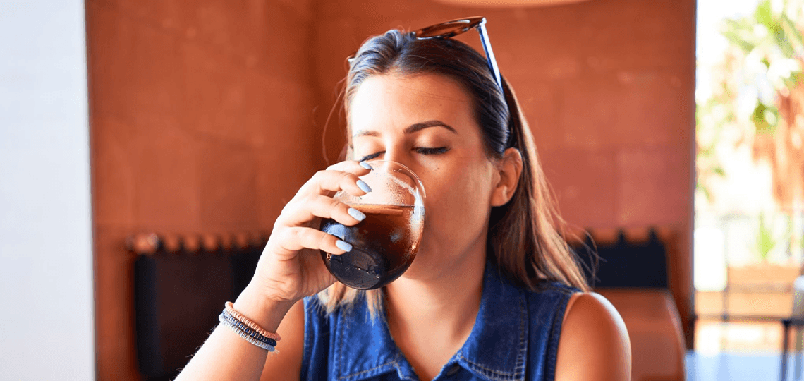Refrigerantes e sucos ácidos: Como eles corroem seus dentes.